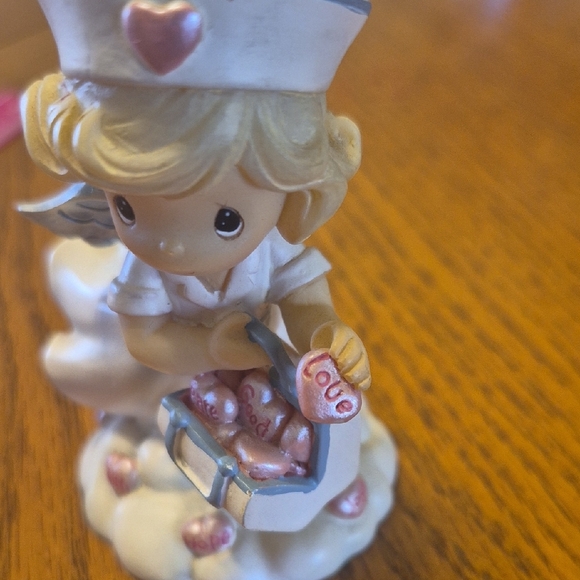 Precious Moments Angels of Mercy "Sending Love from Above" figurine 2004 - Picture 2 of 10